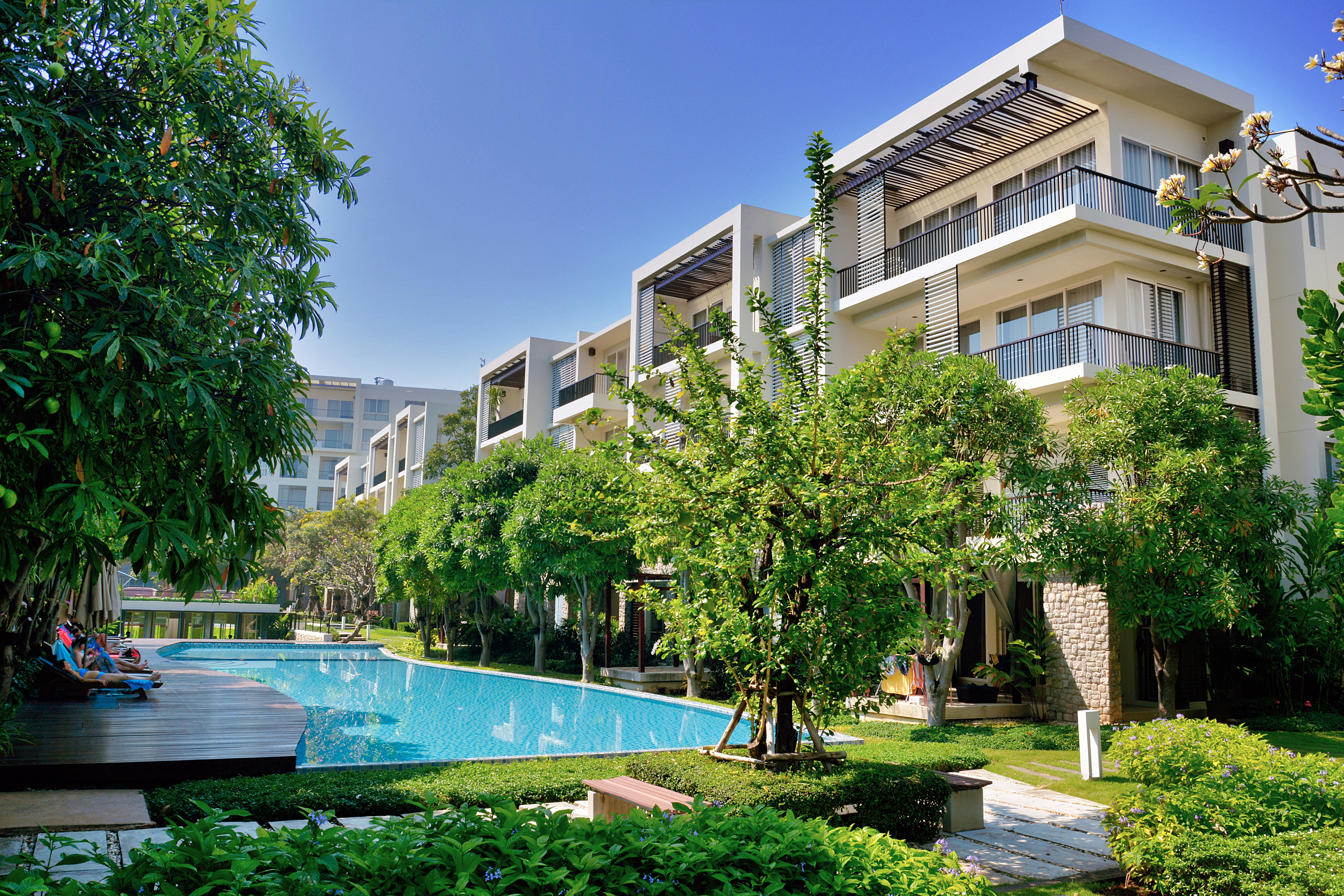 [Sample] Private Apartment on the Pool